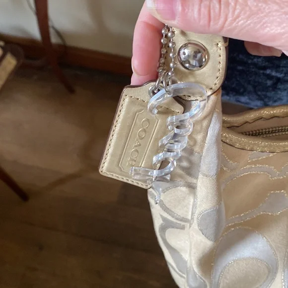 🦊 Coach gold crossbody. - Picture 4 of 6